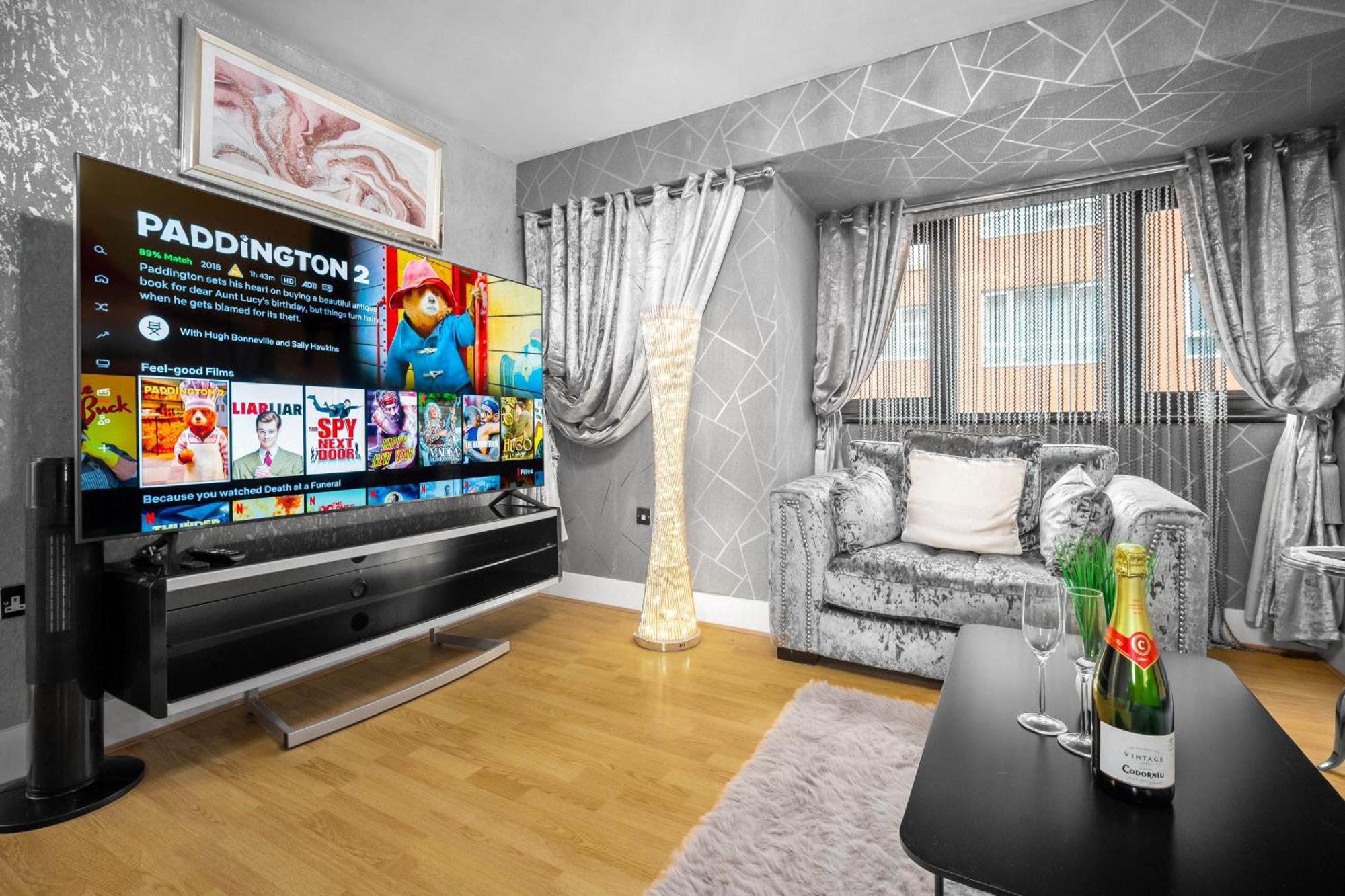 Luxury 1 Bed Flat With Parking 11K - Top Rated - Netflix - Wifi - 70 Inch Smart Tv - Birmingham City Centre - Tv In Bedroom - Top Rated Экстерьер фото